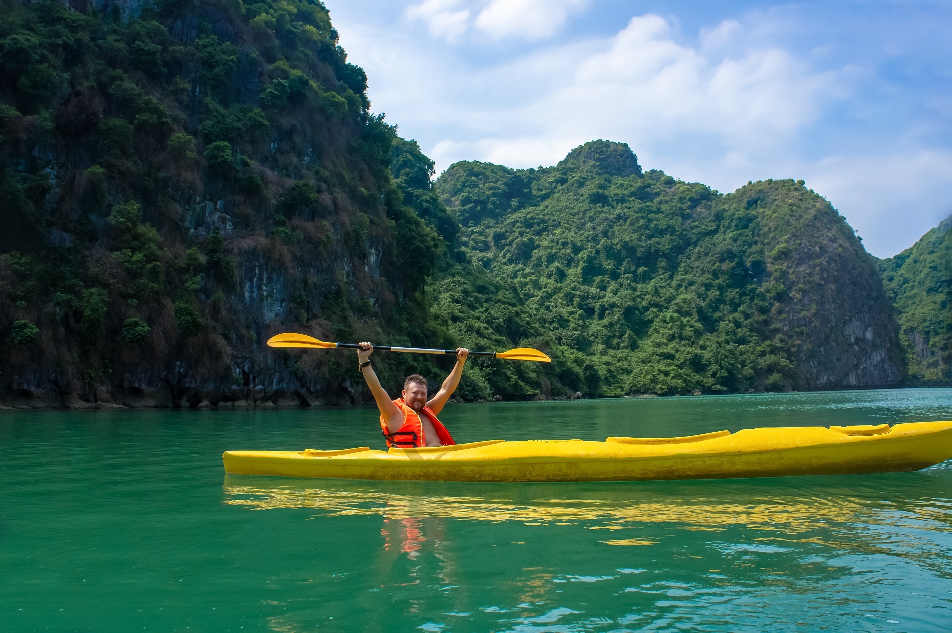 Trải nghiệm đáng nhớ với hoạt động chèo thuyền kayak trên Vịnh Hạ Long